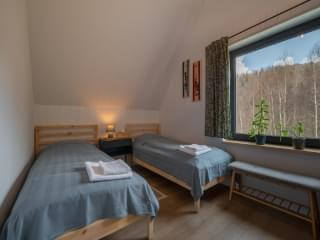 Sypialnia z widokiem na zieleń domki i noclegi w Karkonoszach